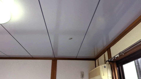 石膏ボード天井の穴補修前の写真