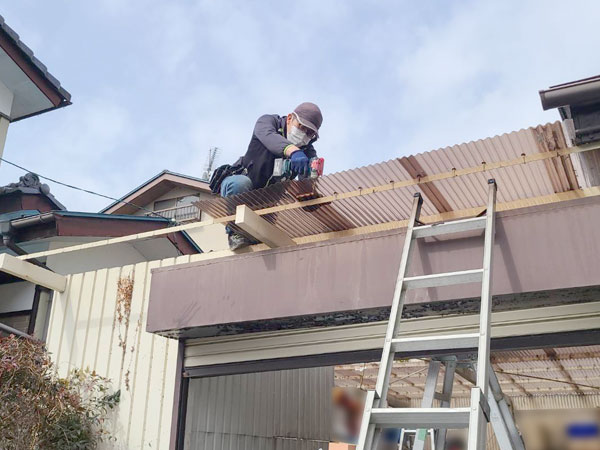 便利屋サンキュー仙台本店の車庫の波板屋根の張り替え作業中の様子