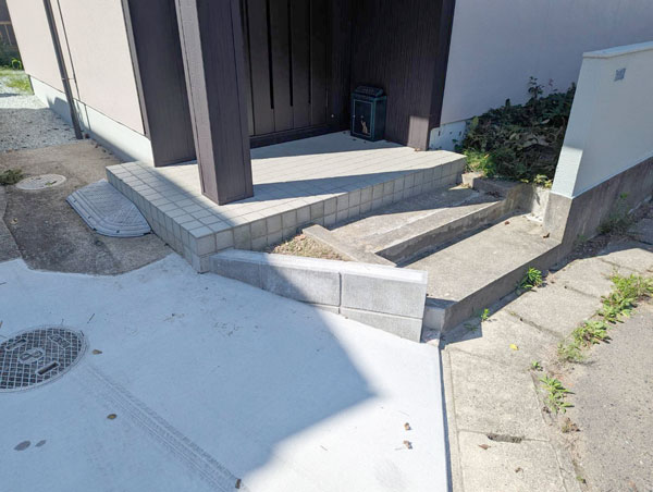 駐車場出入り口のコンクリートブロック加工工事の現地調査・ご提案
