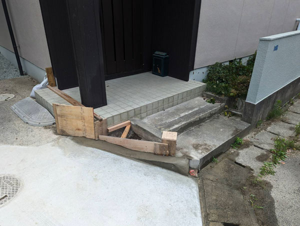 駐車場出入り口のコンクリートブロック加工工事の仕上げ