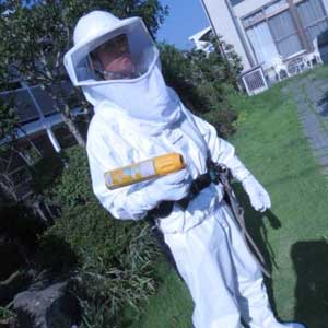 蜂の巣駆除防護服と蜂の巣駆除スプレーを持った駆除作業直前の様子